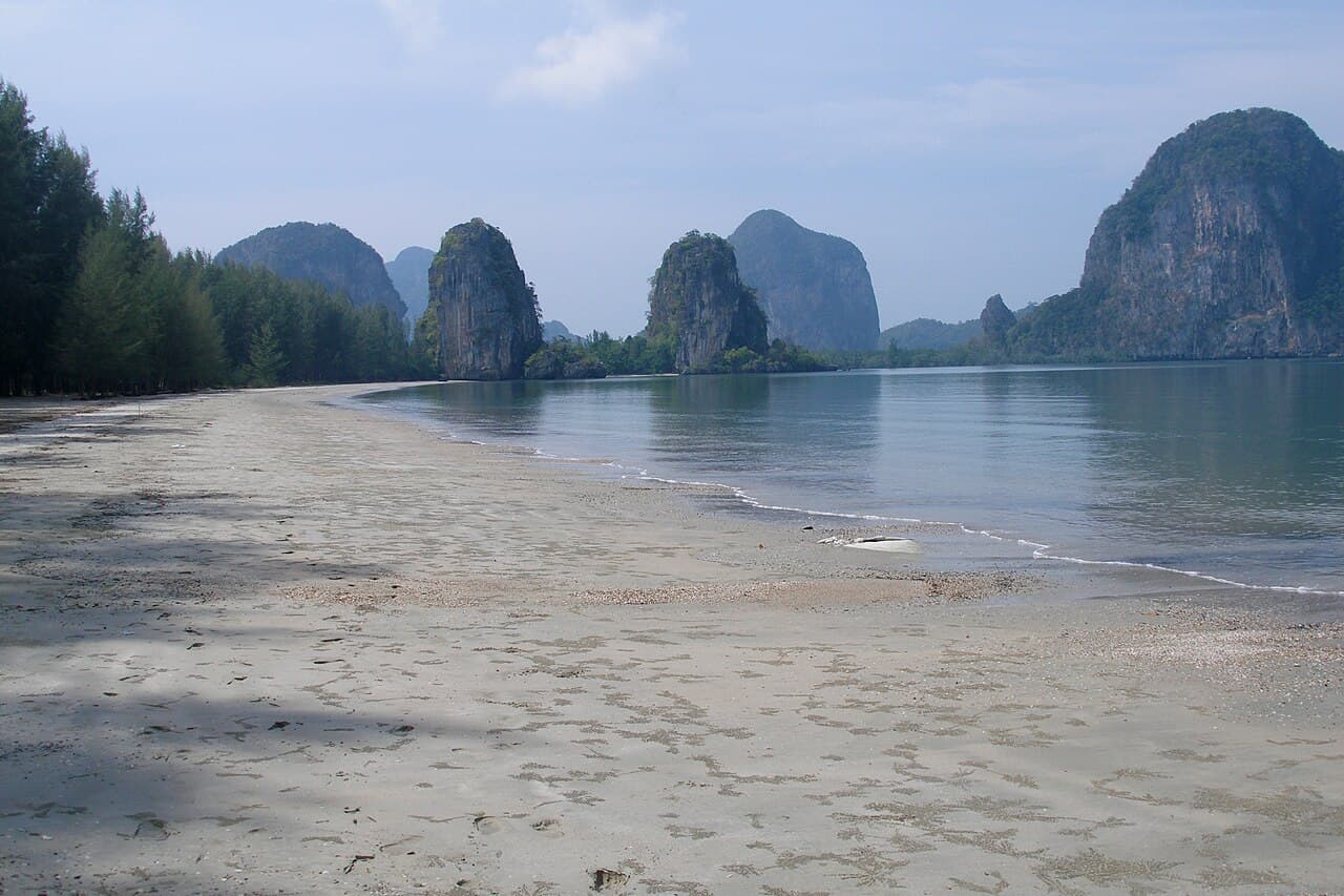 North Bay Island — Photo: Vyacheslav Argenberg, CC BY 4.0 · Wikimedia Commons