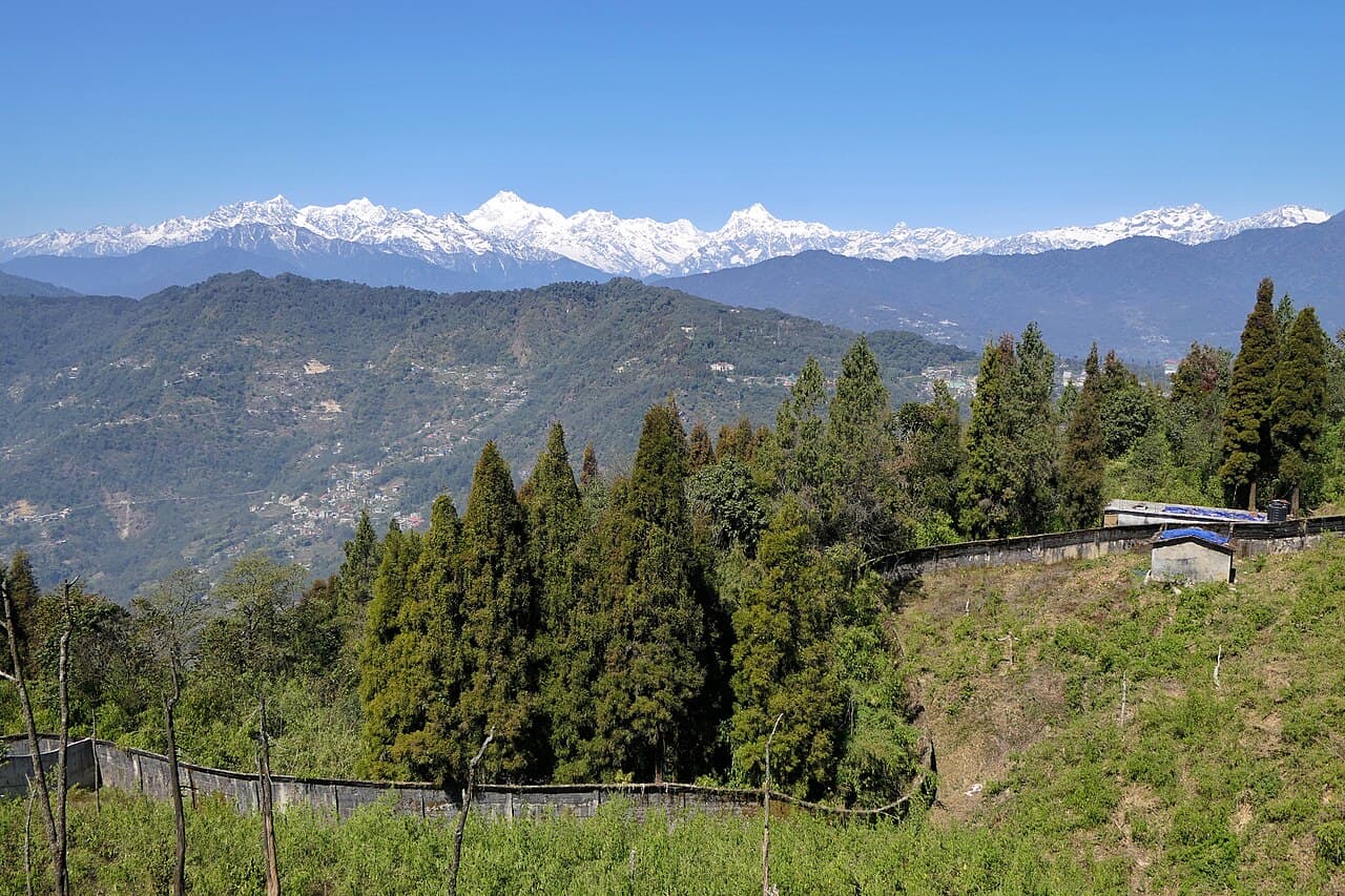 Gangtok — Photo: Dinesh Valke from Thane, India Derivative work: UnpetitproleX, CC BY-SA 2.0 · Wikimedia Commons