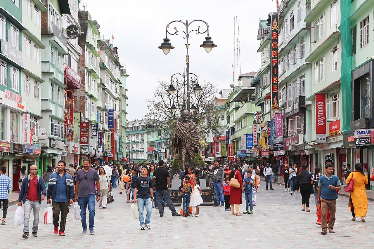MG Marg, Gangtok — Photo: Bernard Gagnon, CC BY-SA 4.0 · Wikimedia Commons